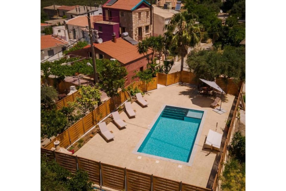 Property building, Patio, Day, Pool view, Swimming pool, sunbed