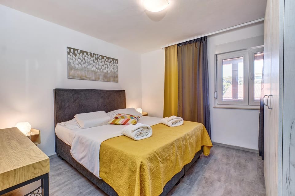 Bed, Bedroom, towels