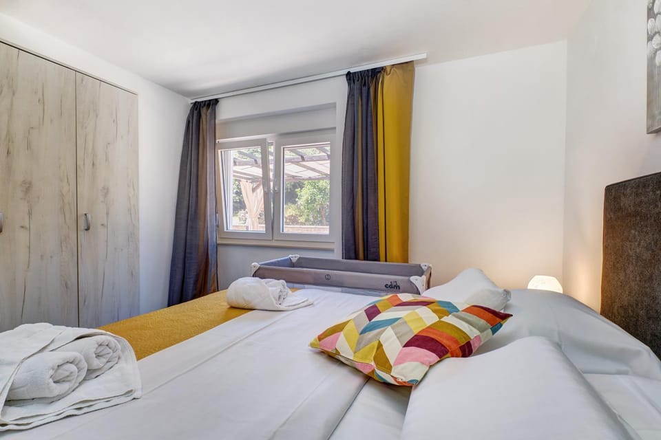 Bed, Bedroom, towels