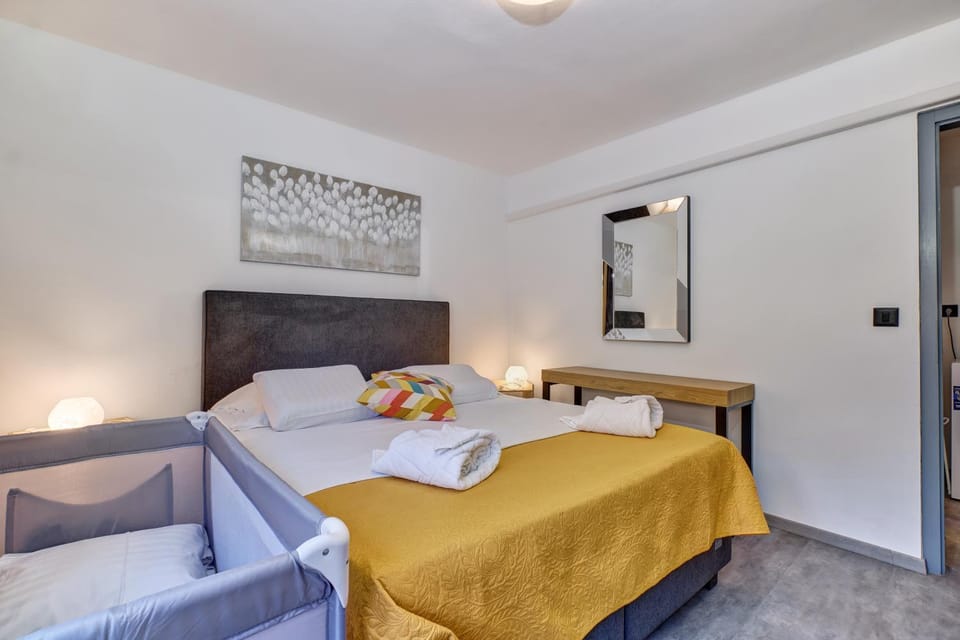 Bed, Bedroom, cot, towels