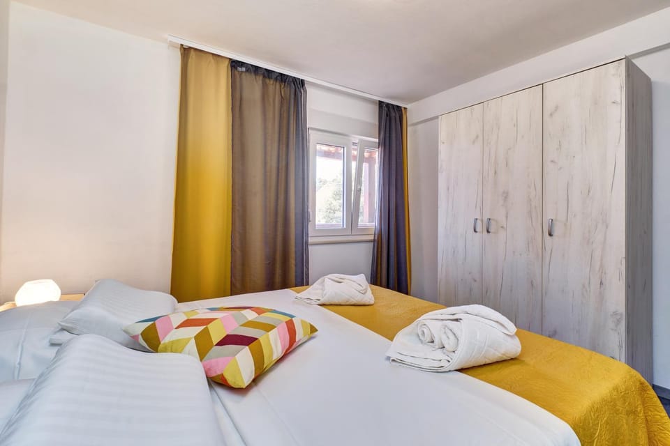 Bed, Bedroom, towels, wardrobe