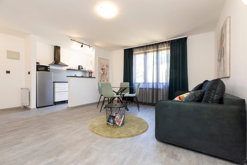 Kitchen or kitchenette, Living room, Seating area, Dining area, minibar, stove