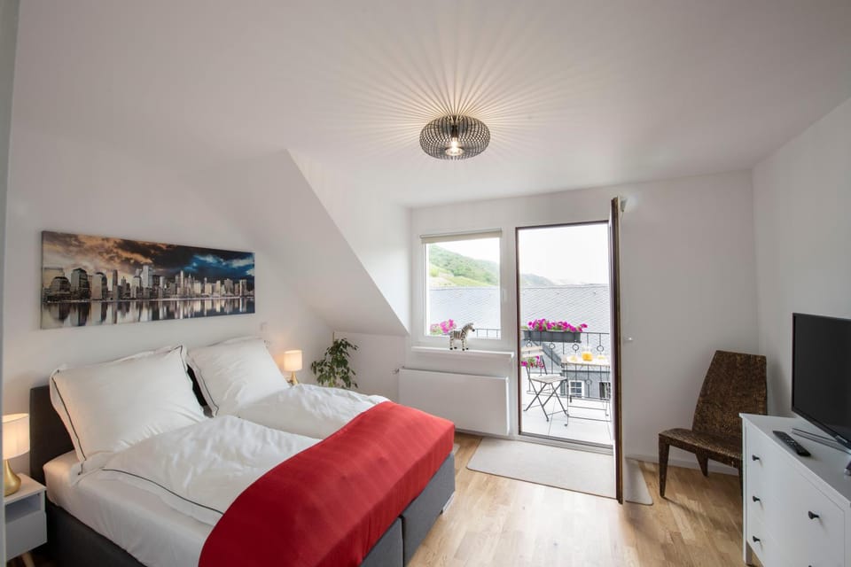 Bed, TV and multimedia, Photo of the whole room, Bedroom
