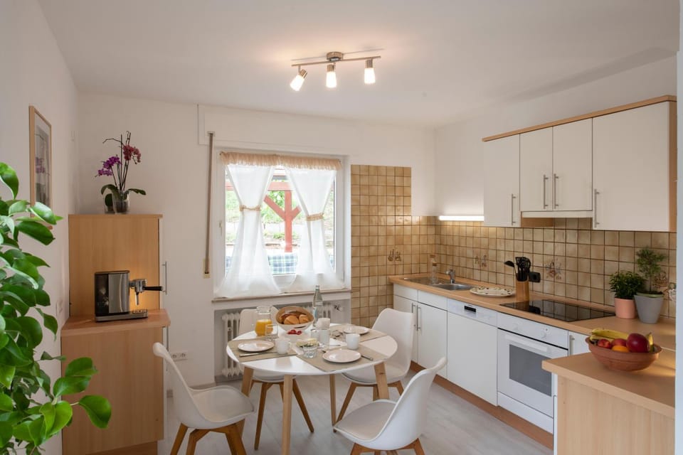 Dining area, pet friendly, kitchen