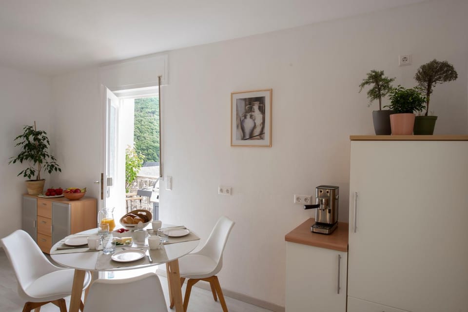 Coffee/tea facilities, Dining area, kitchen