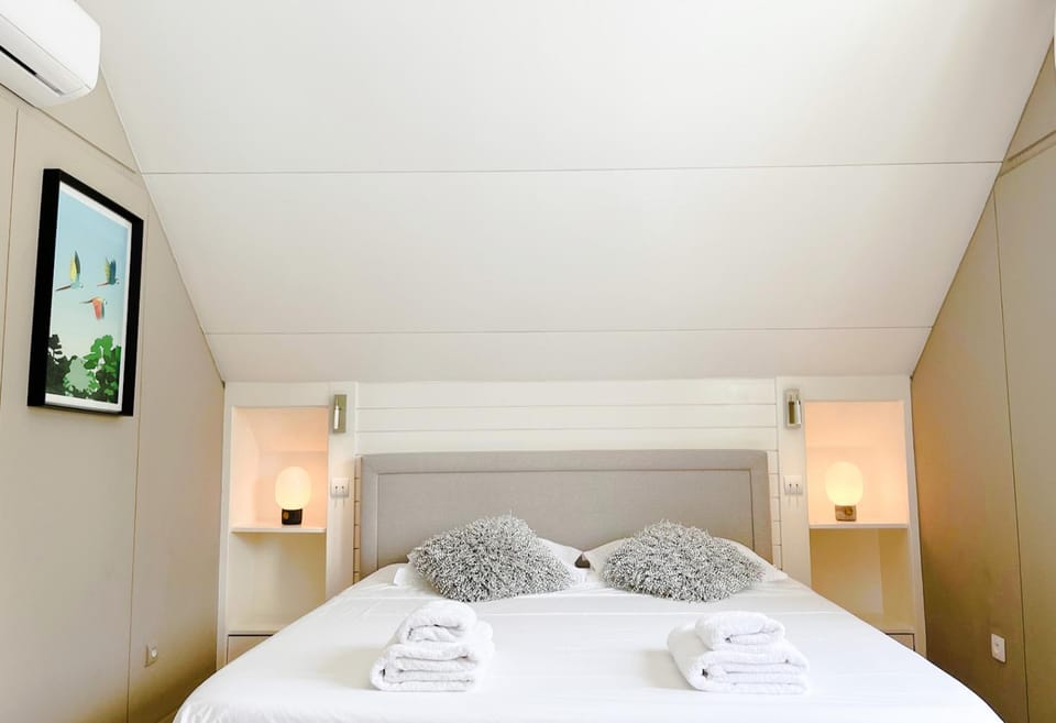 Bed, Photo of the whole room, Bedroom, towels, air conditioner