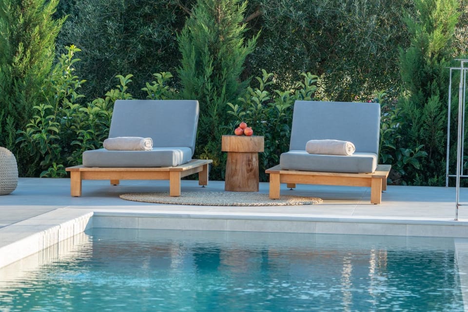 Swimming pool, sunbed