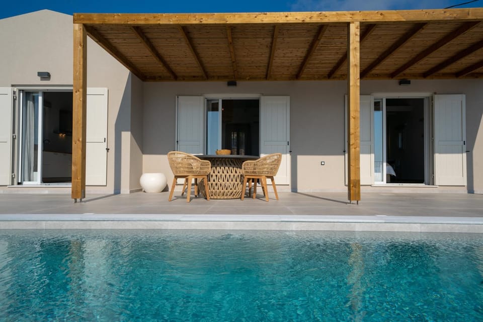 Property building, Balcony/Terrace, Swimming pool