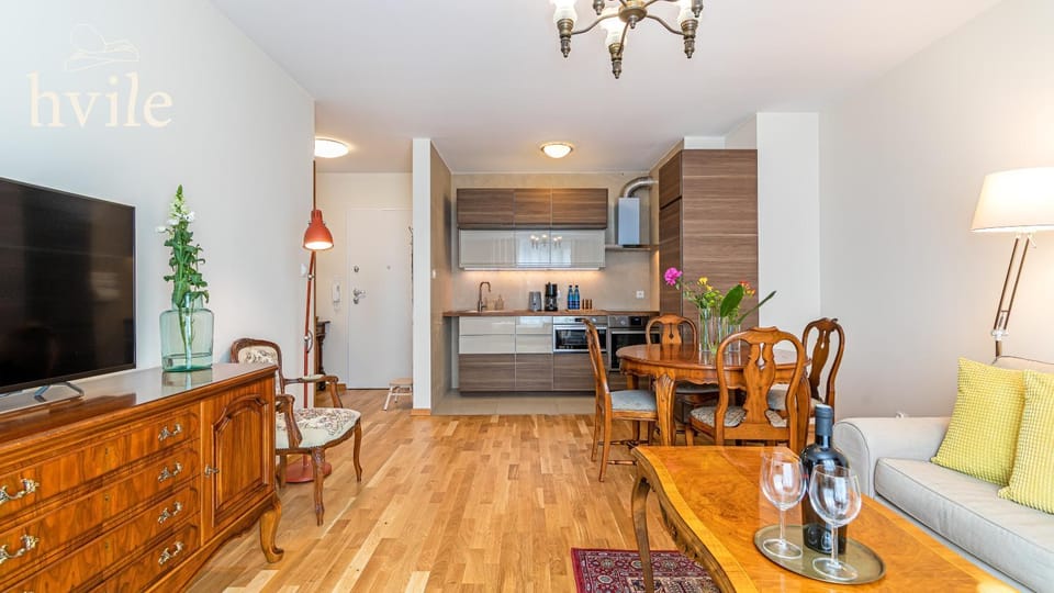 TV and multimedia, Kitchen or kitchenette, Living room, Seating area, Dining area