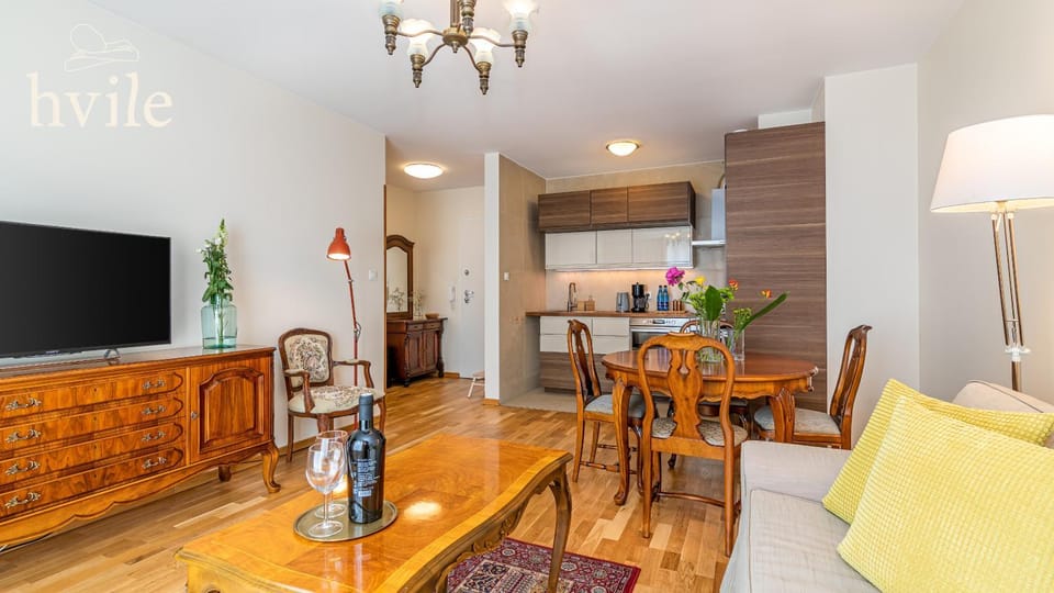 Communal lounge/ TV room, TV and multimedia, Living room, Seating area, Dining area