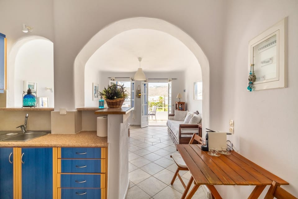 Kitchen or kitchenette, Living room, Seating area, Dining area