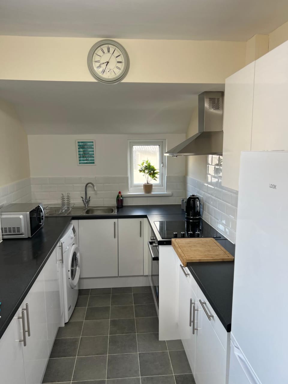 Comfortable King Bed - Location - Contractors - Family - Parking Apartment in Bedford