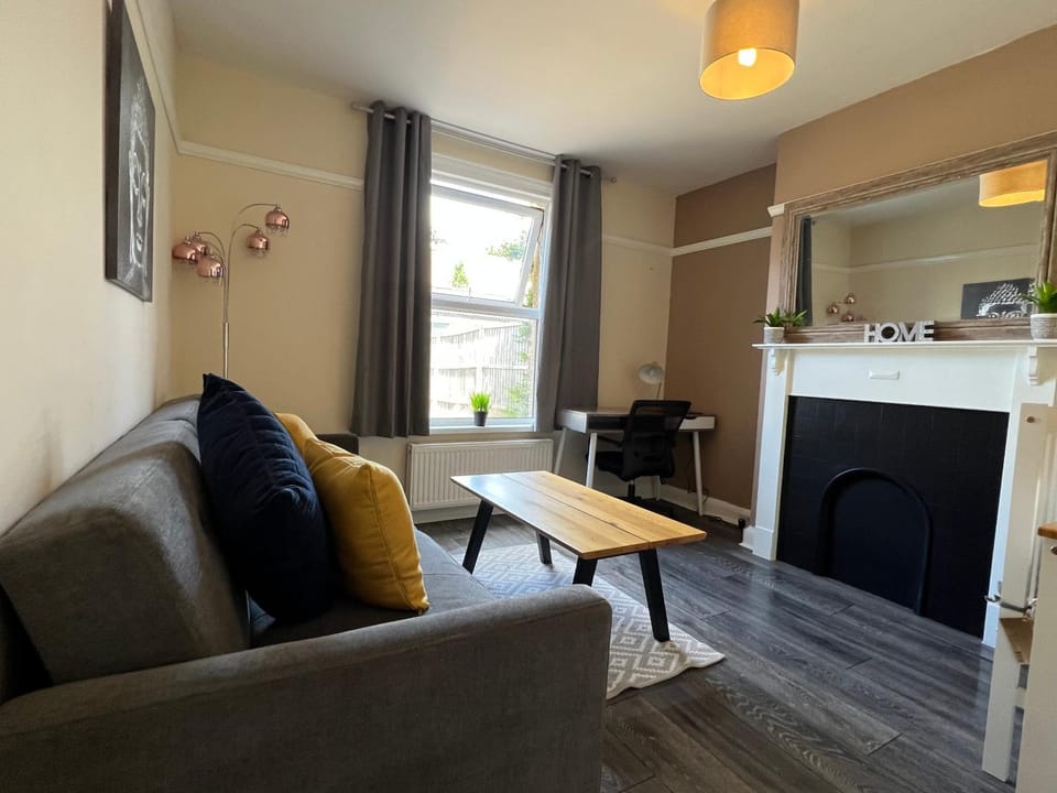 Comfortable King Bed - Location - Contractors - Family - Parking Apartment in Bedford