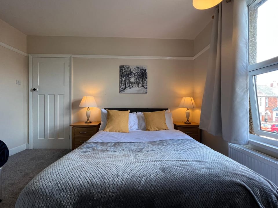 Comfortable King Bed - Location - Contractors - Family - Parking Apartment in Bedford