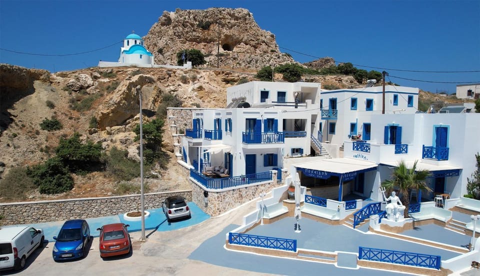 Property building, Nearby landmark, Day, Natural landscape, Lounge or bar, Mountain view, Street view, Location, Parking