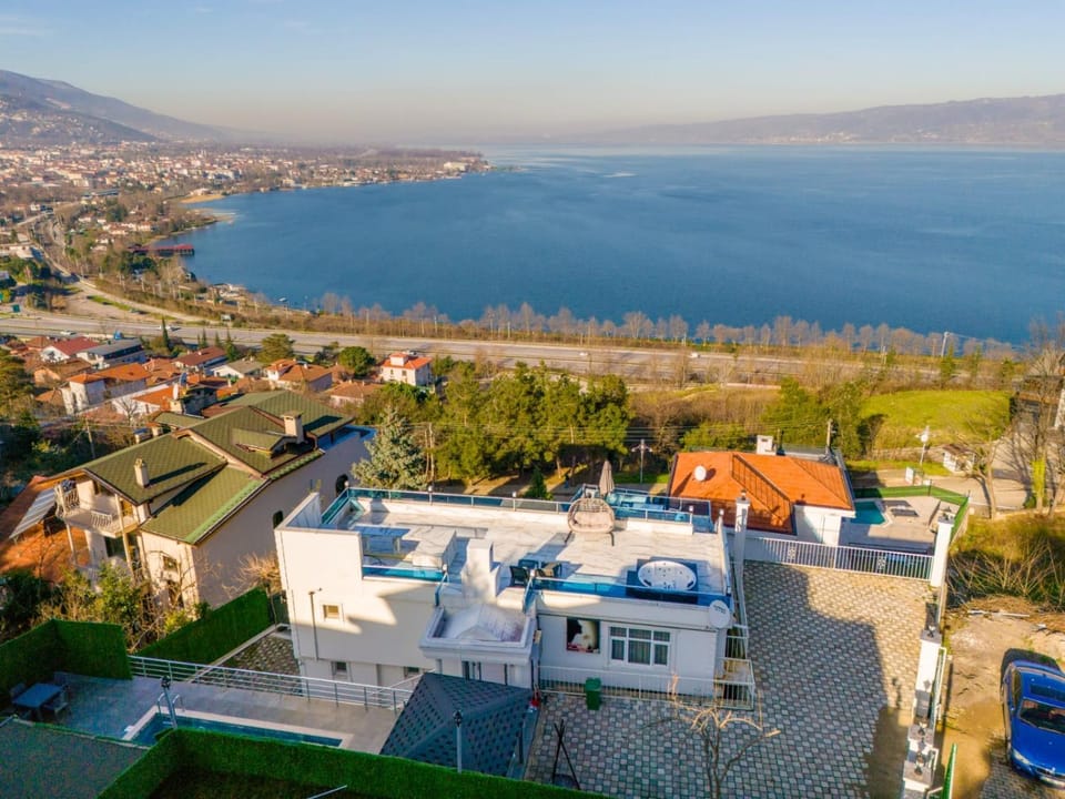 Property building, Nearby landmark, Day, Natural landscape, Bird's eye view, City view, Lake view, Mountain view, Street view, Area and facilities