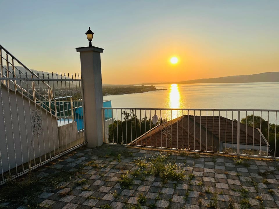 Nearby landmark, Natural landscape, View (from property/room), Balcony/Terrace, Lake view, Sunset