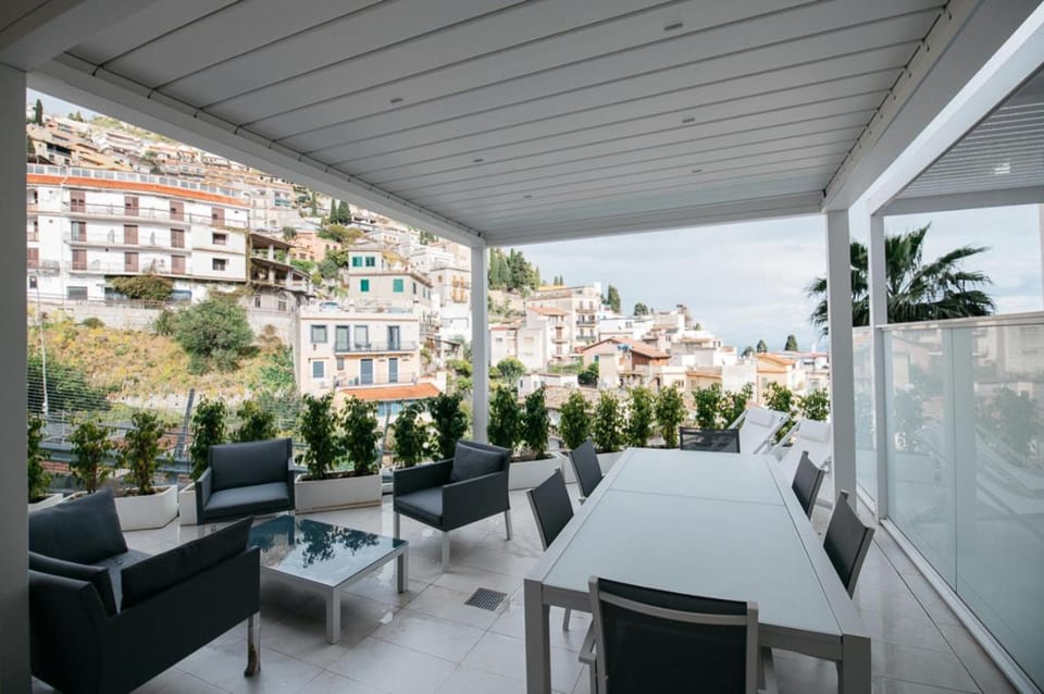 Property building, Patio, View (from property/room), Balcony/Terrace, Seating area, Dining area, City view