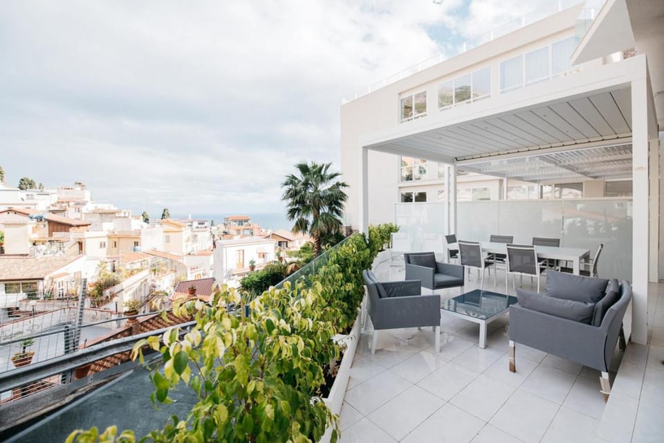 Property building, Patio, Balcony/Terrace