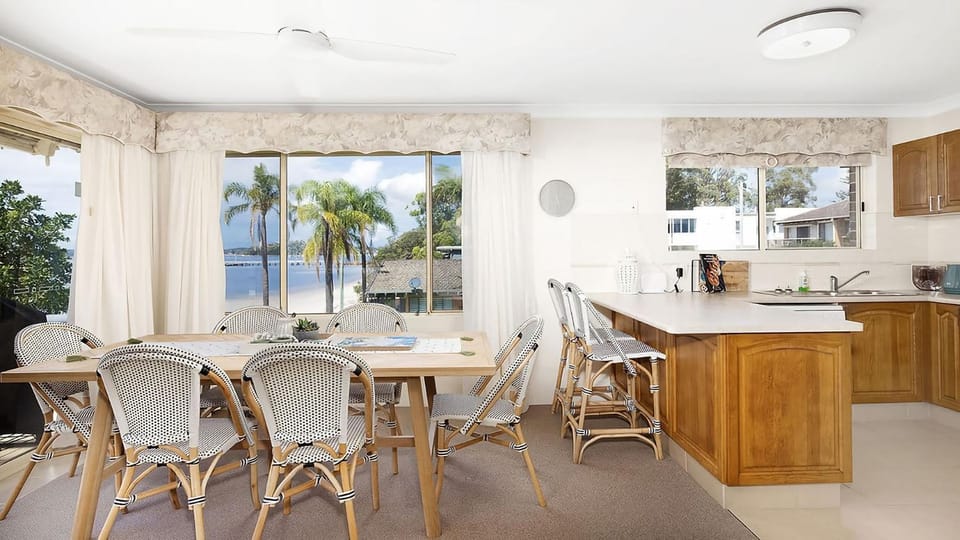 Soldiers Point Absolute Waterfront The Peninsula Apartment in New South Wales
