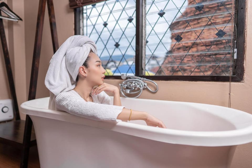 People, Natural landscape, Hot Tub, Bathroom, group of guests, Bath, towels