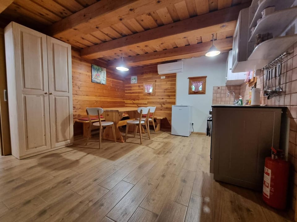 Dining area, pet friendly