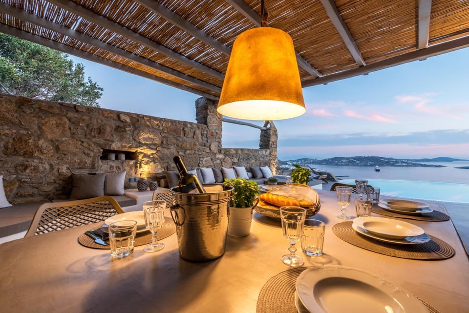 Patio, Food and drinks, Seating area, Dining area, Food, Sea view