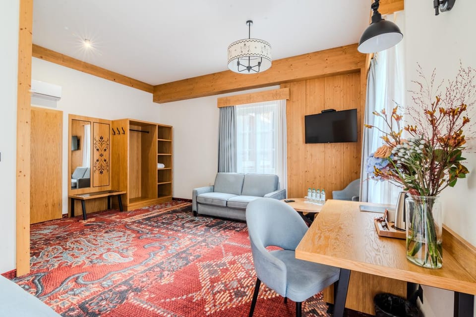Communal lounge/ TV room, Bed, Living room, Photo of the whole room, Seating area, Dining area, Bedroom