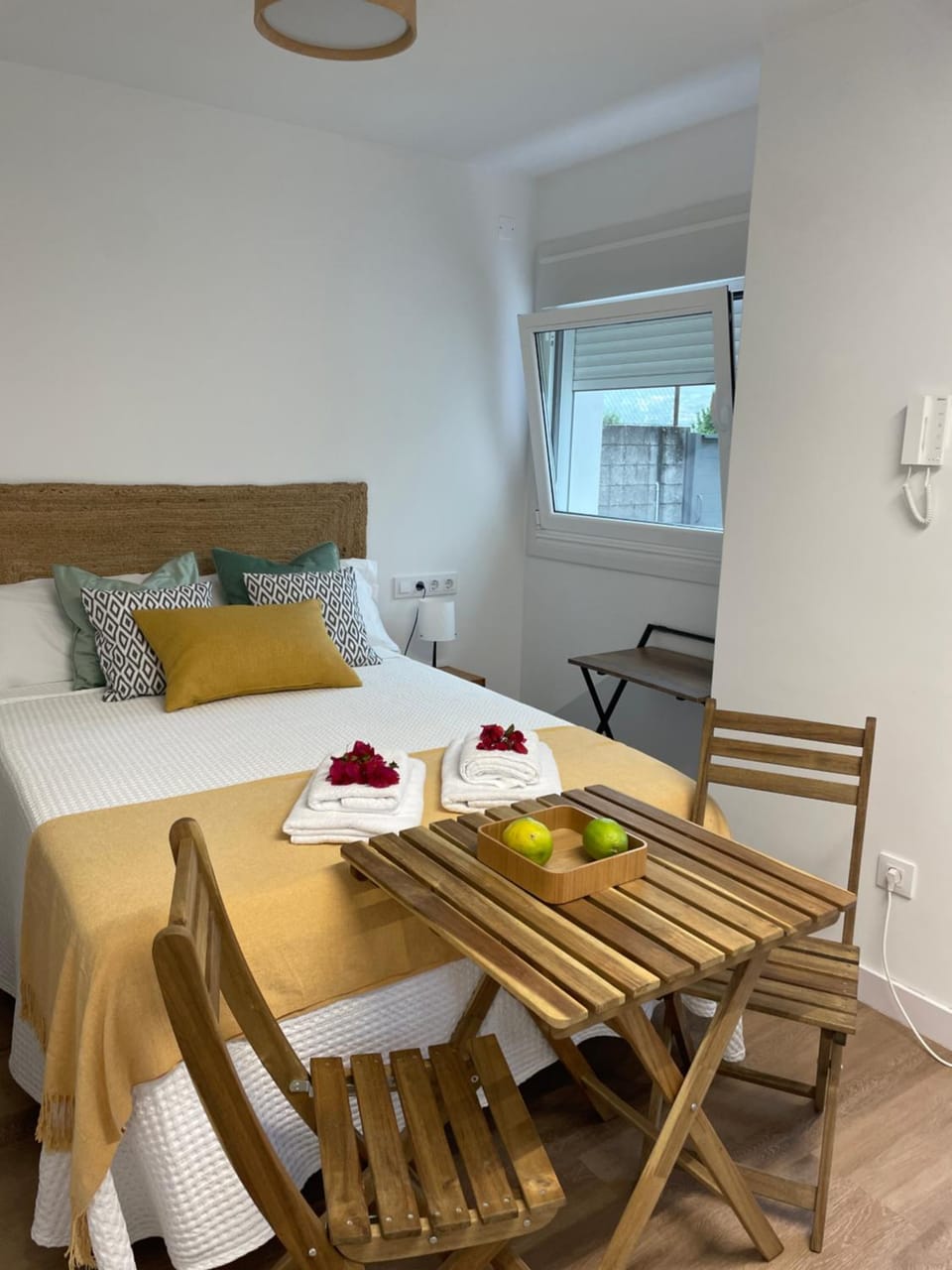 Bed, Living room
