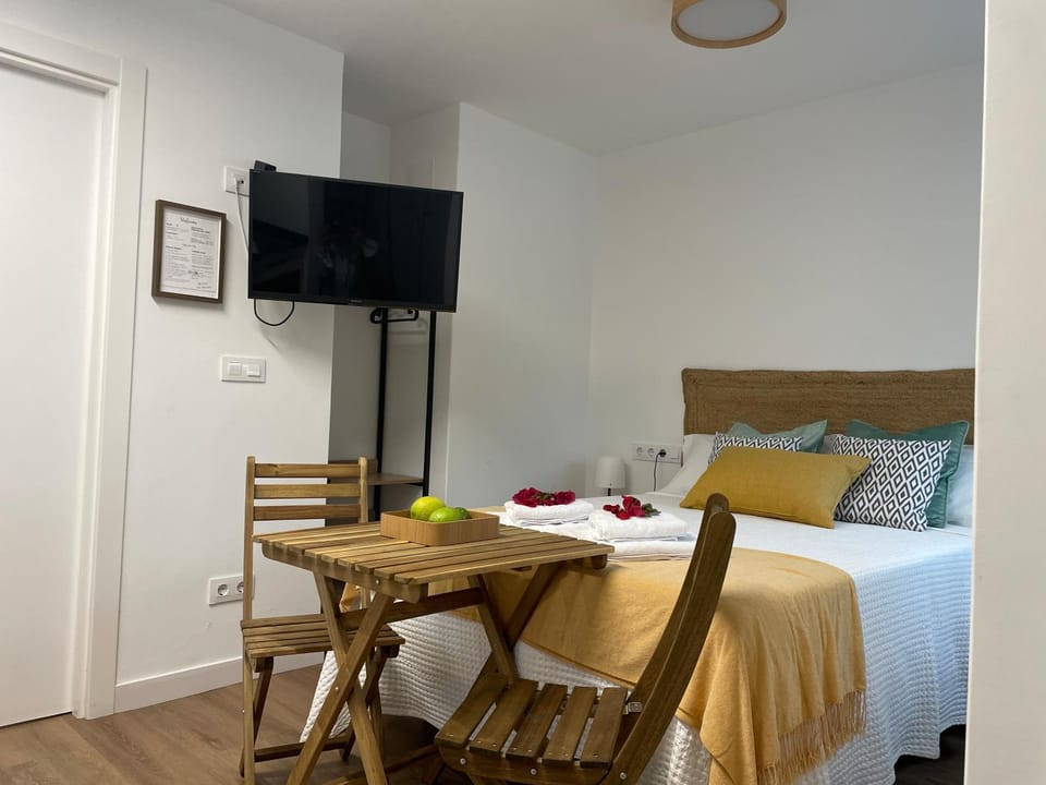 Bed, TV and multimedia, Living room