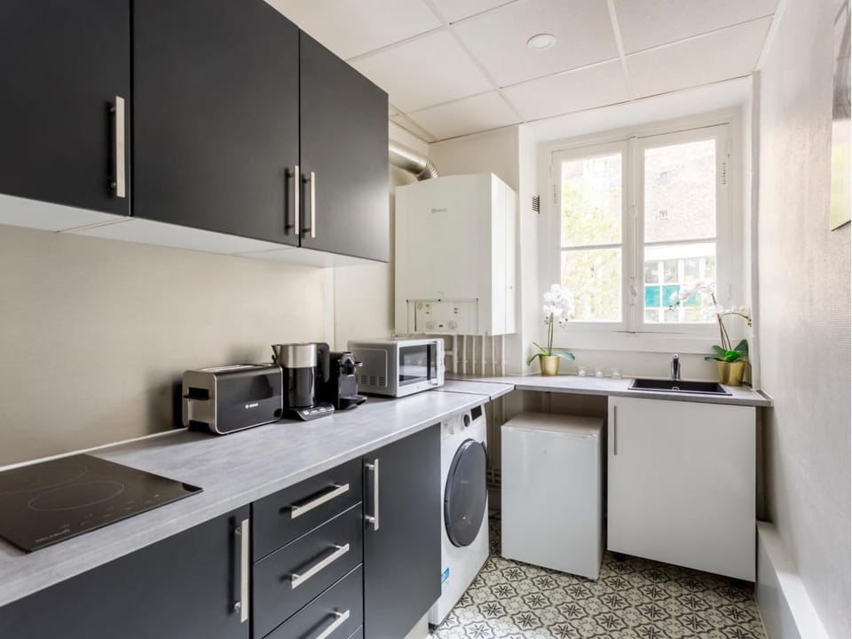 Coffee/tea facilities, Kitchen or kitchenette, microwave, stove, washing machine