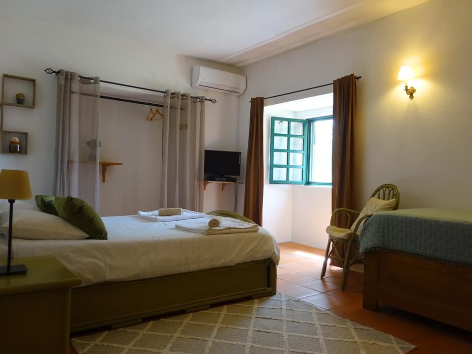 Bed, TV and multimedia, Bedroom, air conditioner