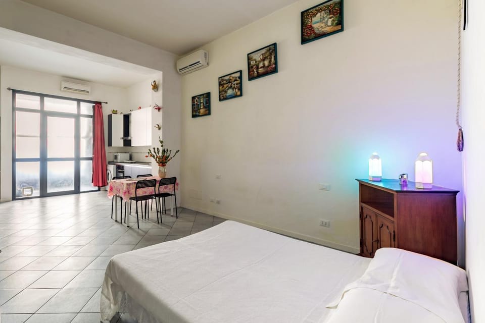 Bed, Living room, Dining area, Bedroom, air conditioner