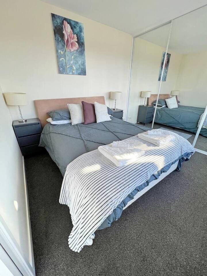 Spacious & High in the Skyplaza - 1bd 1bth Apt Apartment in Canberra