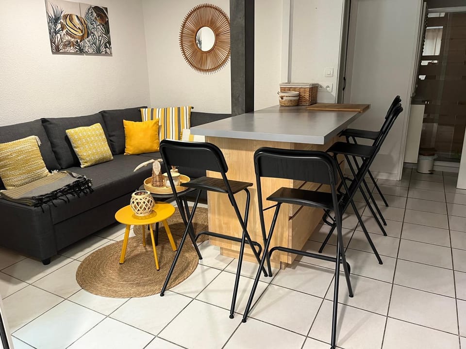 Seating area, Dining area