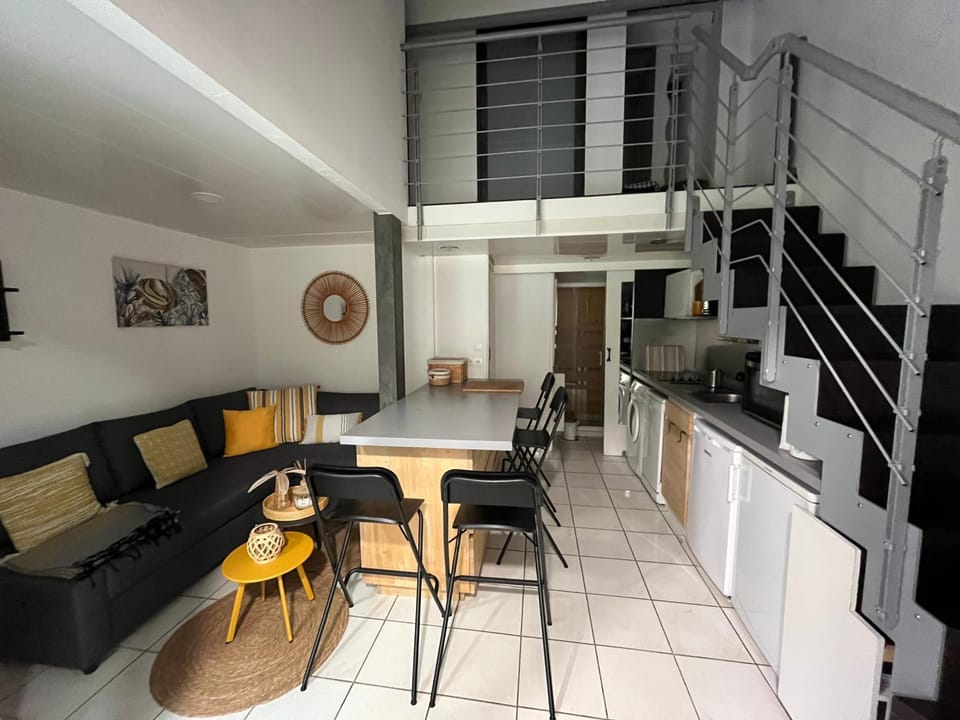 Kitchen or kitchenette, Living room, Dining area