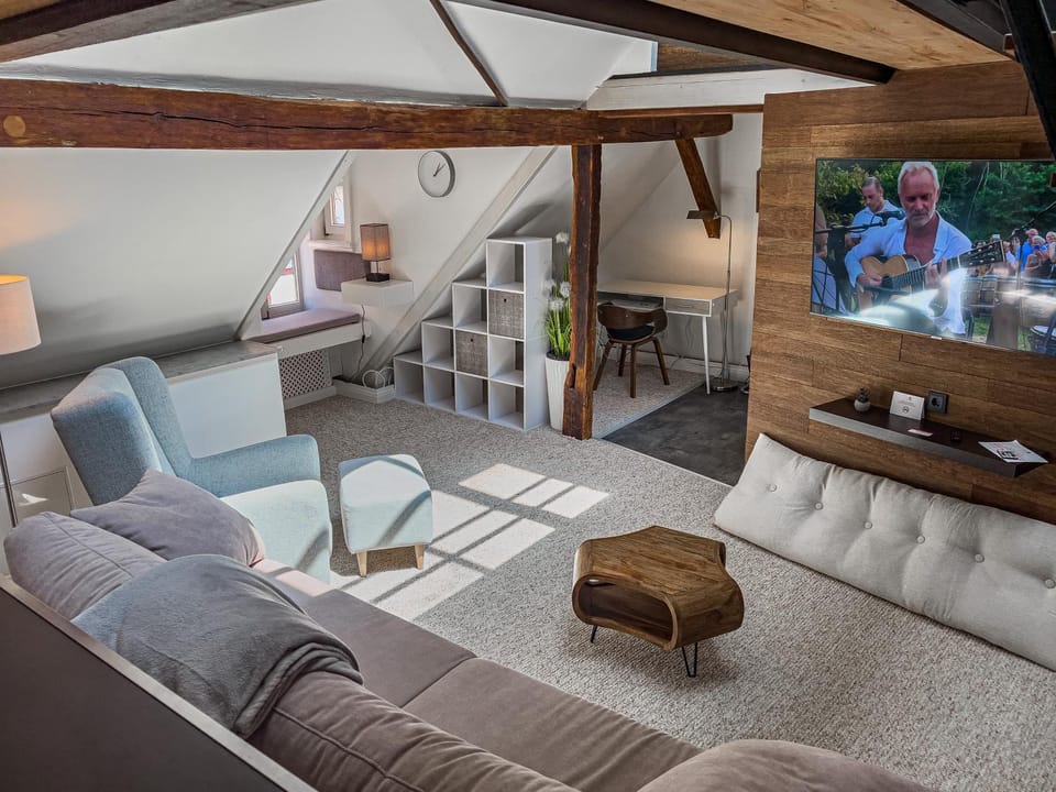 TV and multimedia, Living room, Evening entertainment
