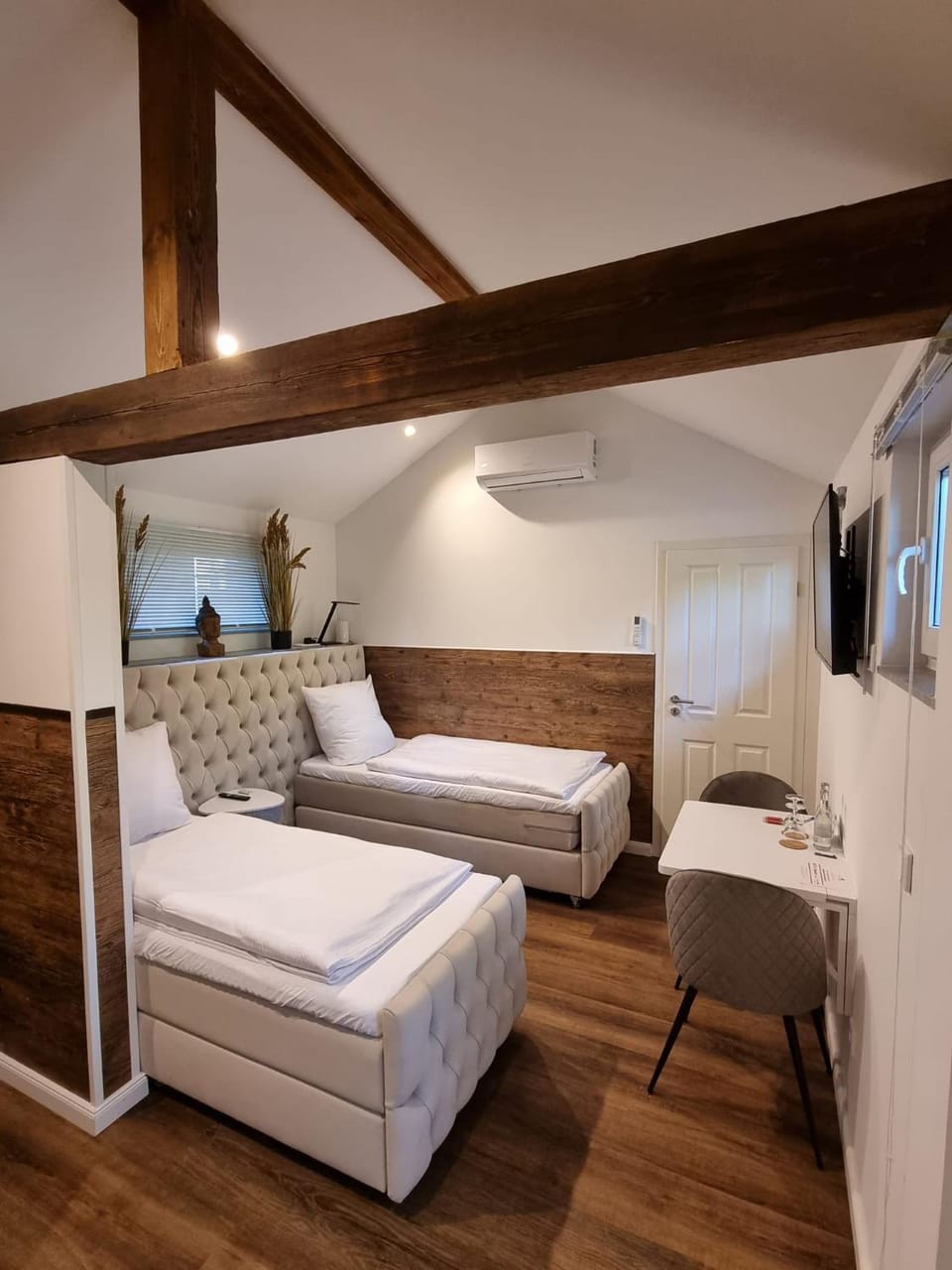 TV and multimedia, Photo of the whole room, Bedroom