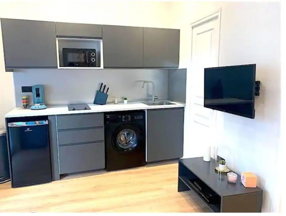 Joli Appart 4pers#Buttes Chaumont#Chapeau Rouge Apartment in Paris