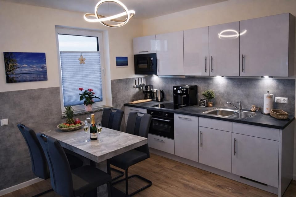 Coffee/tea facilities, Kitchen or kitchenette, Dining area, oven, stove, toaster