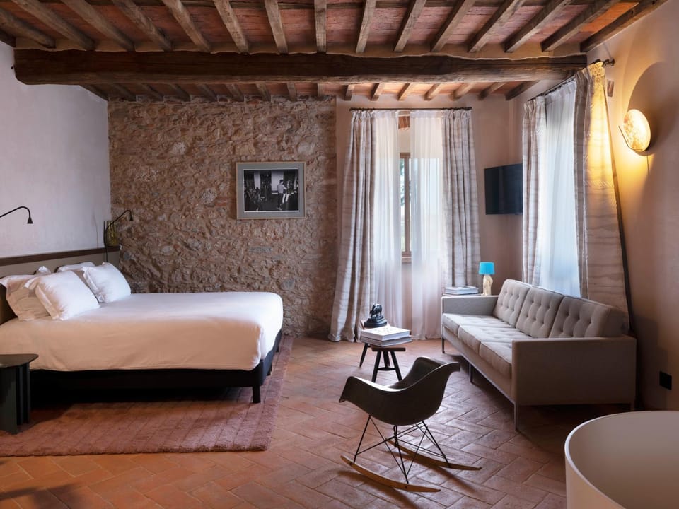 Photo of the whole room, Bedroom