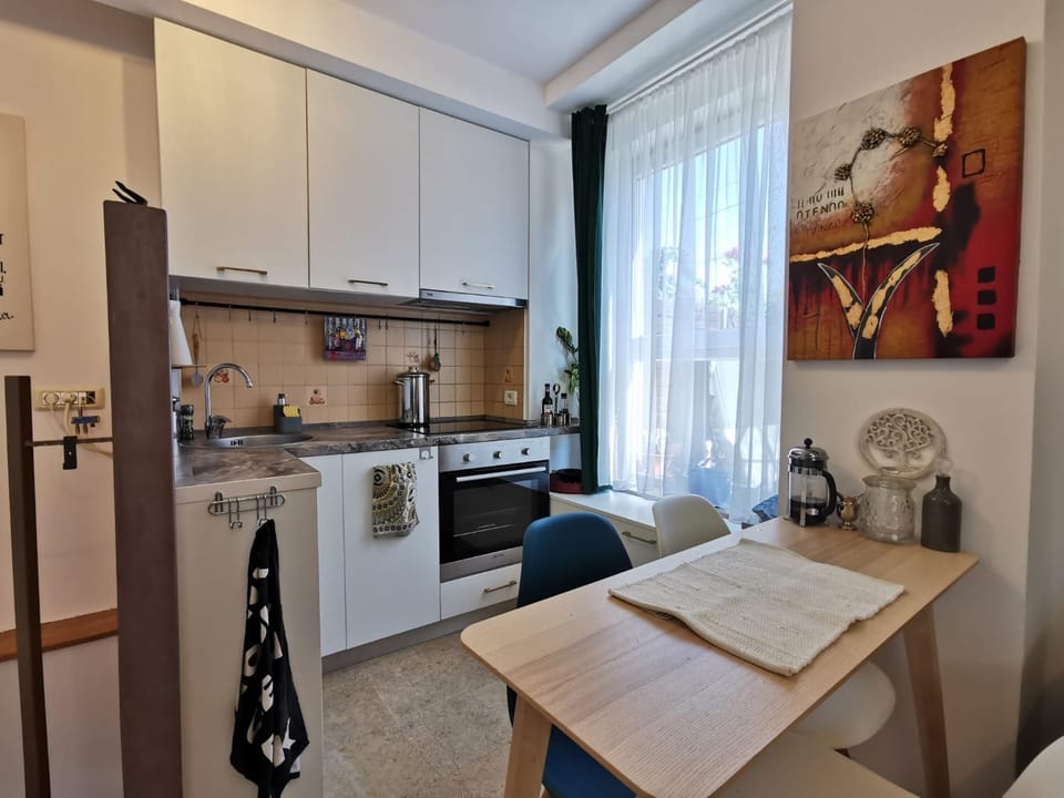 Kitchen or kitchenette, Dining area, pet friendly, stove