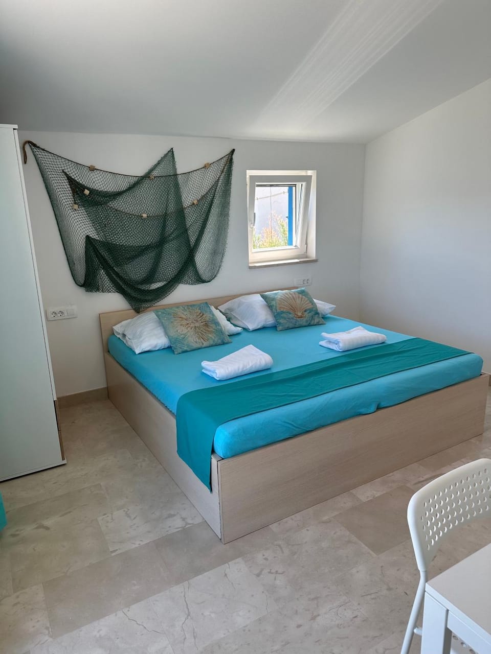 Bed, Living room, Photo of the whole room, Bedroom, towels