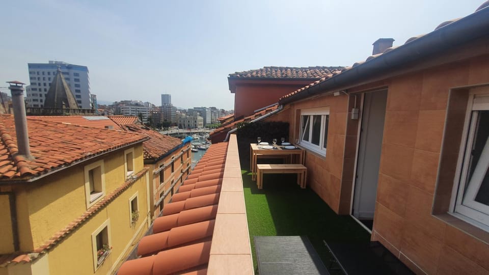 Neighbourhood, Balcony/Terrace