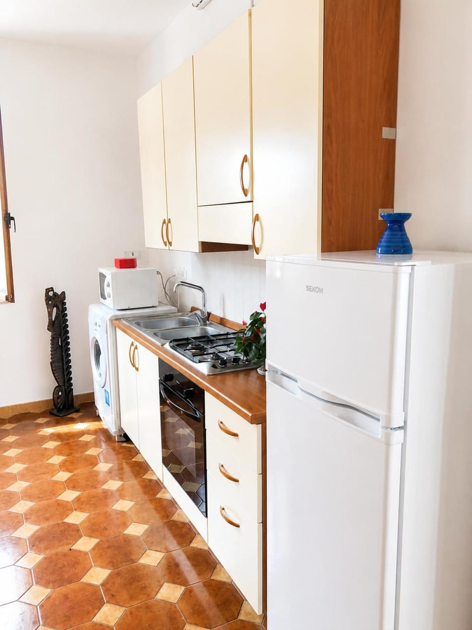 Kitchen or kitchenette, washing machine