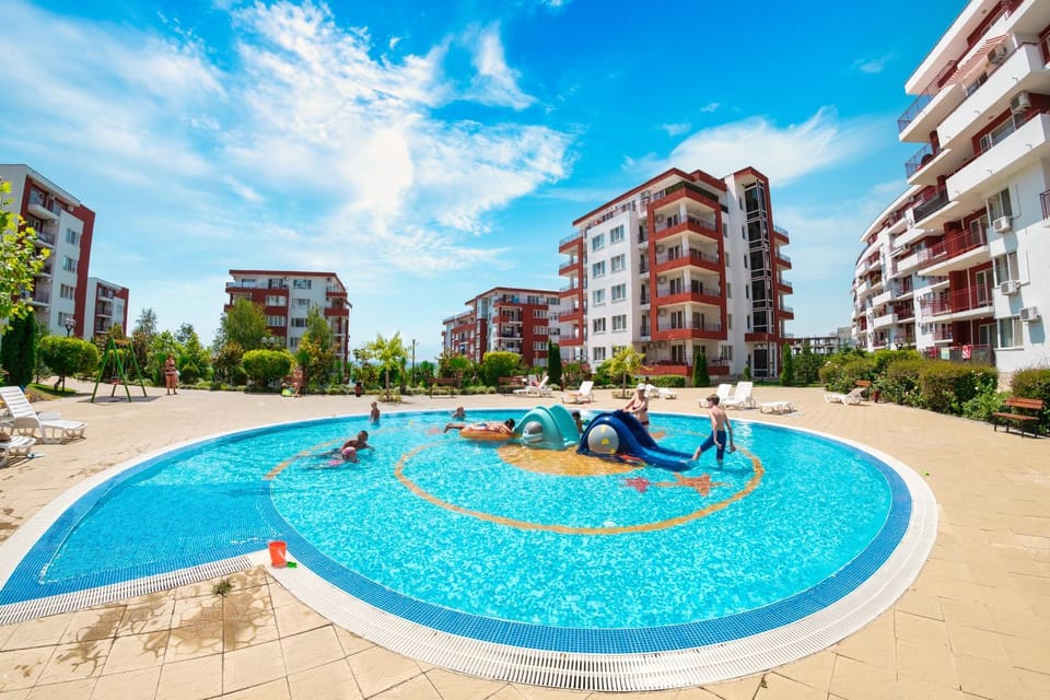 Pool view, Swimming pool, group of guests