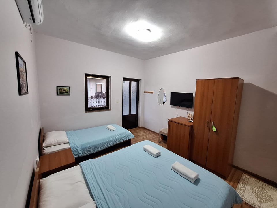 Bed, TV and multimedia, Photo of the whole room, Evening entertainment, Bedroom, towels, wardrobe