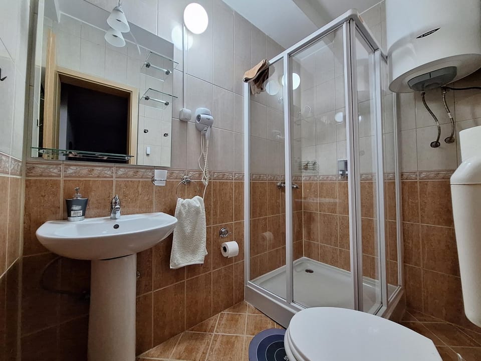 Shower, Toilet, Bathroom, Bath