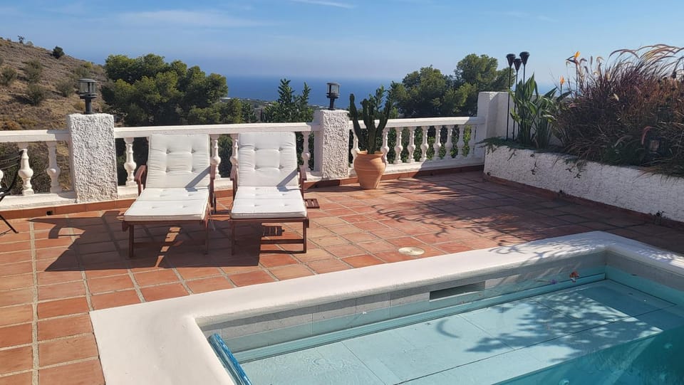 Shower, Day, Natural landscape, View (from property/room), Balcony/Terrace, Pool view, Sea view, Swimming pool, sunbed, towels