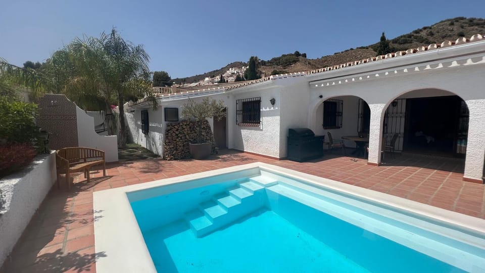 Shower, Property building, Day, Balcony/Terrace, Mountain view, Pool view, Swimming pool, towels